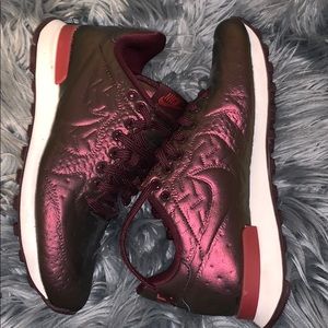 LIKE NEW NIKE SNEAKERS